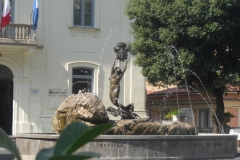 Maratea,Centro storico, la Fontana della Sirena davanti alla Casa Comunale