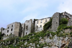 Maratea, distrito de Santa Caterina, la antigua Maratea Superior, los muros del Castillo
